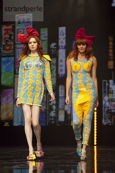 Eigenwillige Mode auf dem Laufsteg der Clothes Show in London  Modenschau  England  Großbritannien  Europa