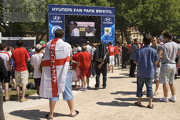 Zuschauer und Fans im Fan-Park  Flagge  Fahne  Live-Vorführung auf großem Flatscreen  Bühne  Fußballspiel  Fußball Weltmeisterschaft  Queen Square  Bristol  England  Großbritannien  Europa
