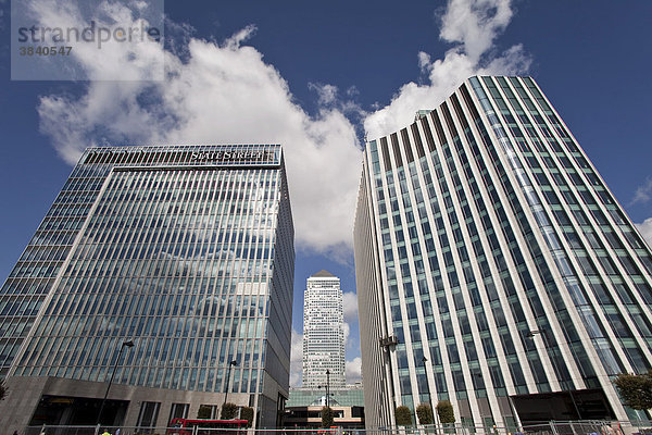 Bürogebäude in Canary Wharf  dem neuen Finanzzentrum von London in den Docklands  mit One Canada Square  höchstes Gebäude Englands  Großbritannien  Europa