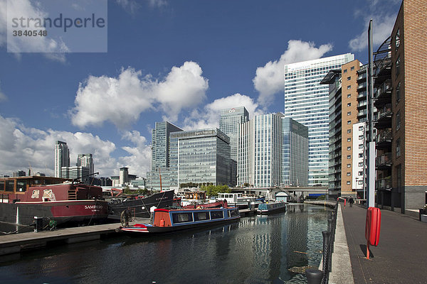 Hausboot im Hafen  Bürogebäude und Wohnhäuser in Canary Wharf  das neue Finanzzentrum von London in den Docklands  mit Firmenzentralen von Citigroup  Barclays Bank  Großbritannien  Europa