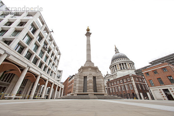 Zentrale der London Stock Exchange Wertpapierbörse  rechts die Kuppel der St Paul's Cathedral  London  Großbritannien  Europa