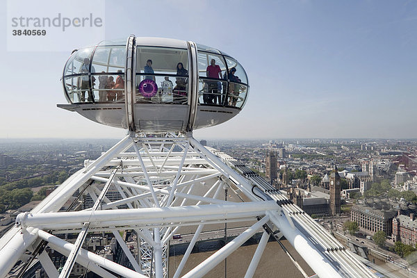 Touristen genießen den Ausblick aus dem British Airways London Eye Riesenrad auf Big Ben und die Houses of Parliament  London  Großbritannien  Europa