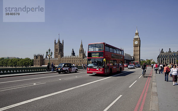 Blick über die Westminster Bridge auf die Wahrzeichen Big Ben und Houses of Parliament  London  Großbritannien  Europa