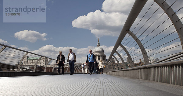 Fußgänger gehen über die Millennium Bridge  hinten die Kuppel der St Paul's Cathedral  London  Großbritannien  Europa