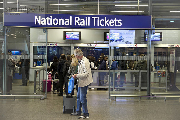 Menschen kaufen sich Fahrkarten für die Eisenbahn im Bahnhof Victoria Station  London  England  Großbritannien  Europa
