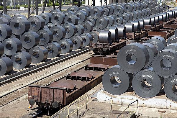 Fertig produzierte Flachbandstahlrollen warten im Stahlwerk von ArcelorMittal auf ihre Verladung auf Güterzüge  Eisenhüttenstadt  Brandenburg  Deutschland  Europa