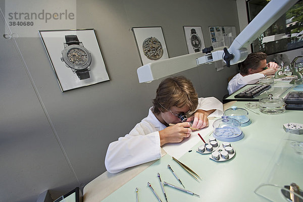 Uhrenmanufaktur der Lange und Söhne GmbH  Uhrmacherarbeitsplatz  Chronographenmontage  Glashütte  Sachsen  Deutschland  Europa