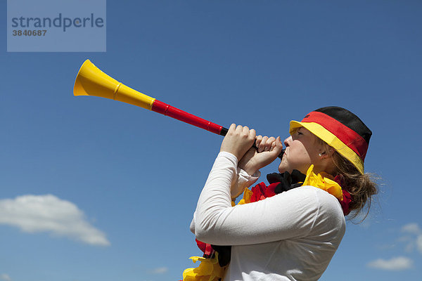 Junge Frau mit Vuvuzela  schwarz rot gold  FIFA Weltmeisterschaft 2010