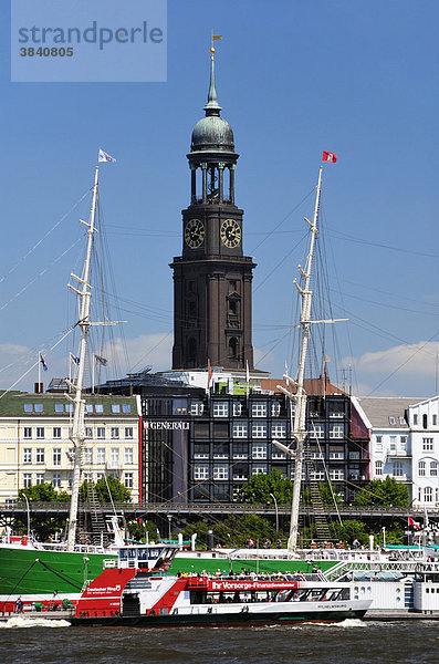 St. Michaelis Kirche und Museumsschiff Rickmer Rickmers in Hamburg  Deutschland  Europa