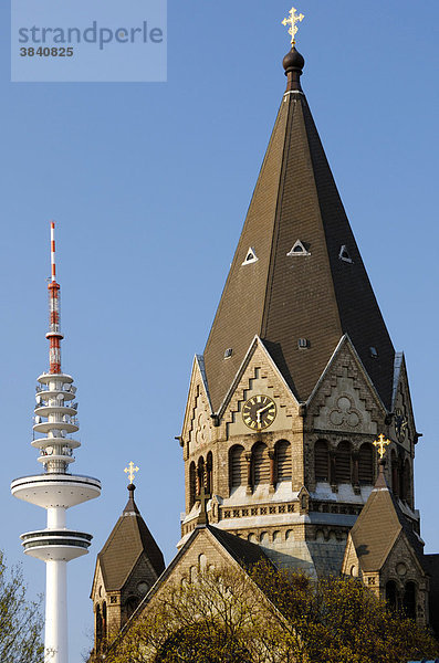 Fernsehturm und Gnadenkirche in Hamburg  Deutschland  Europa