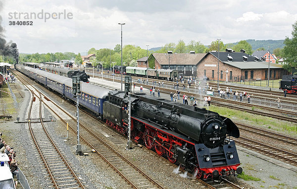 Dampfzug mit Lok Nr. 01 0509-8 am Bahnhof Neuenmarkt bei der Abfahrt zu einer Fahrt auf die Schiefe Ebene Steilstrecke  Franken  Bayern  Deutschland  Europa