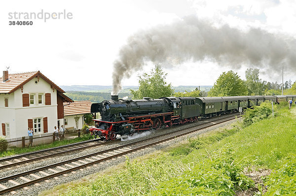 Dampfzug hinter einer Lokomotive Nr. 41 018 der Baureihe 41 beim Befahren der Schiefe Ebene Steilstrecke in der Nähe von Neuenmarkt  Franken  Bayern  Deutschland  Europa