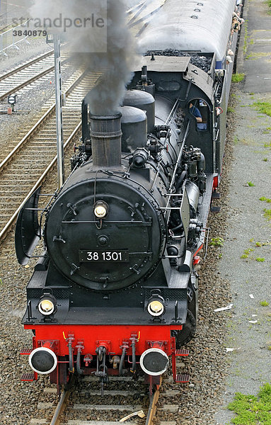 Dampflokomotive Nr. 38 1301 mit einem Zug bei der Abfahrt von Neuenmarkt zur Schiefe Ebene Steilstrecke  Franken  Bayern  Deutschland  Europa