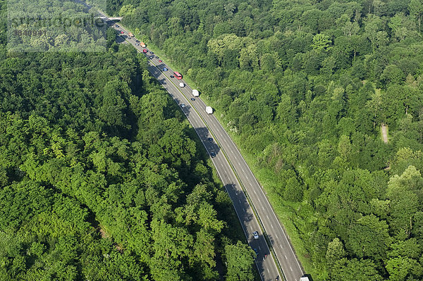 Luftaufnahme von Laubwald und Autobahn bei Freiburg im Breisgau  Baden-Württemberg  Deutschland  Europa