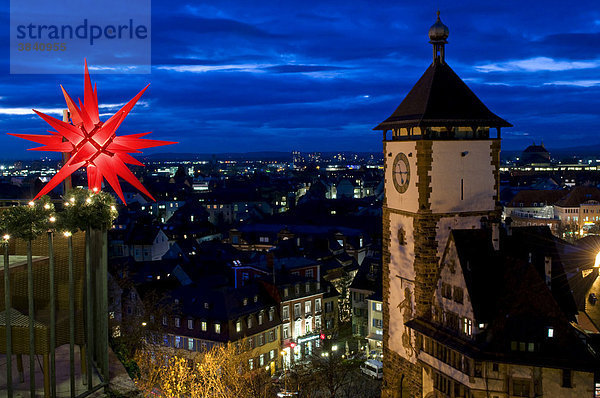 Winterlich weihnachtliches Panorama der Altstadt von Freiburg im Breisgau  Baden-Württemberg  Deutschland  Europa