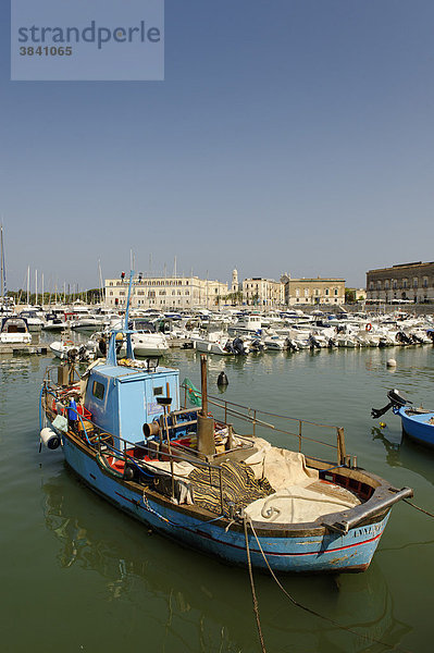 Segelboote und Fischerboot im Hafen von Trani  Apulien oder Puglia  Süditalien  Italien  Europa