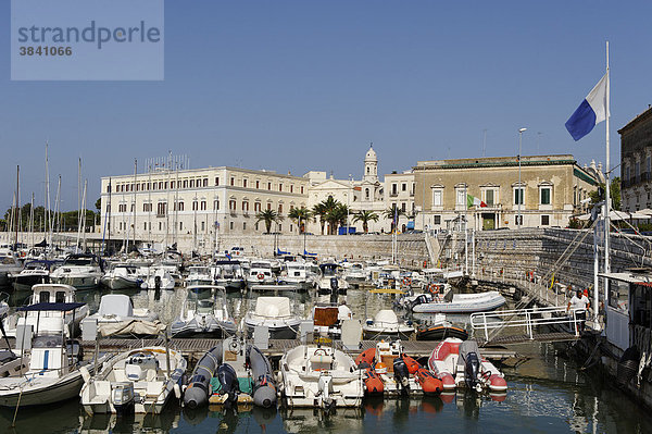 Segelboote im Hafen und Kirche Chiesa del Carmine  am Meer  Trani  Apulien oder Puglia  Süditalien  Italien  Europa