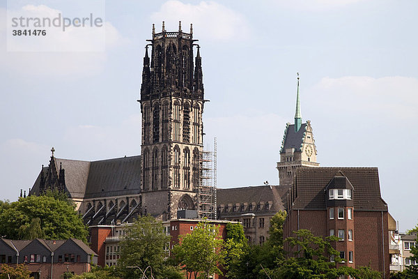 Salvatorkirche und Rathaus  Duisburg  Ruhrgebiet  Nordrhein-Westfalen  Deutschland  Europa