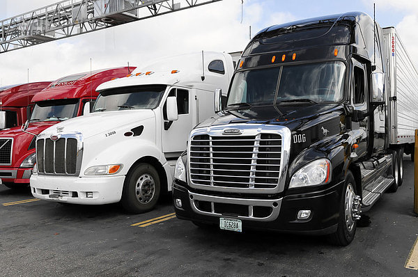 Trucker  LKWs auf Parkplatz  San Francisco  Kalifornien  USA  Nordamerika