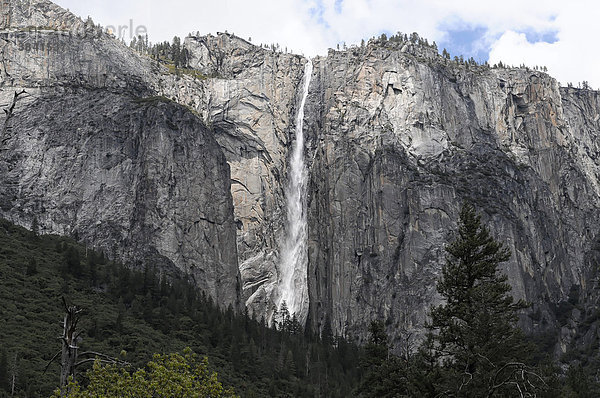 Die Lower Yosemite Falls im Yosemite Nationalpark  Kalifornien  USA  Nordamerika