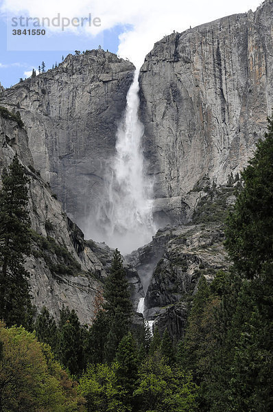 Die Lower Yosemite Falls im Yosemite Nationalpark  Kalifornien  USA  Nordamerika