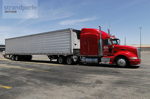Amerikanischer Truck  Route 66  bei Seligman  Arizona  USA  Nordamerika