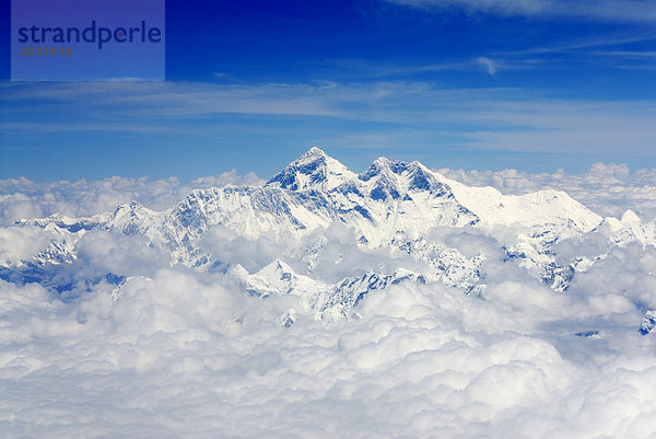 Schneebedeckte Gipfel des Mount Everest umgeben von Wolken  Himalaya  Tibet  China  Asien
