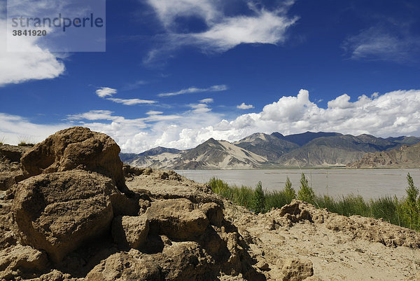 Flusslandschaft  Yarlung Tsangpo  Tibet  China  Asien