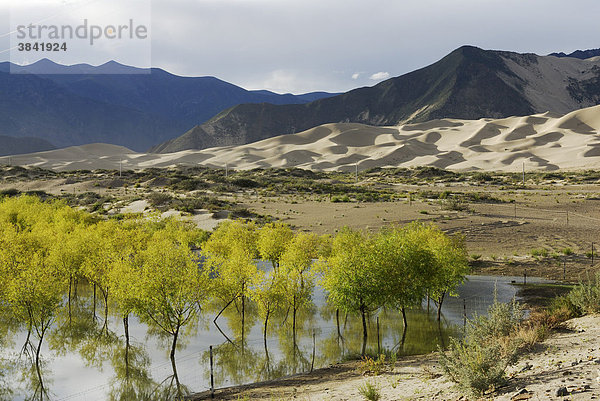 Flusslandschaft  Berge und Sanddünen nahe Kloster Samye  Yarlung Tsangpo  Tibet  China  Asien