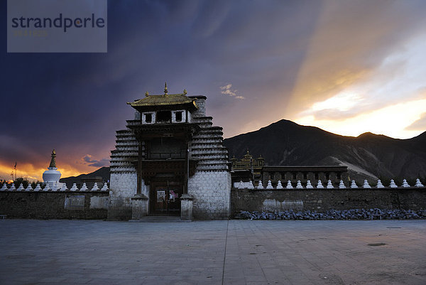 Abendstimmung Kloster Samye nahe Lhasa  Tibet  China  Asien