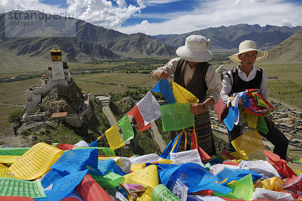 Tibetische Frauen mit Gebetsfahnen  Blick auf Yumbulagang Festung und Yarlung-Tal  Tsetang  Tibet  China  Asien