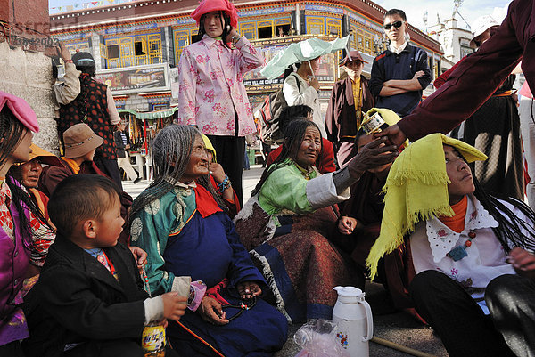 Tibetische Pilger vor dem Jokhang Tempel  Lhasa  Tibet  China  Asien