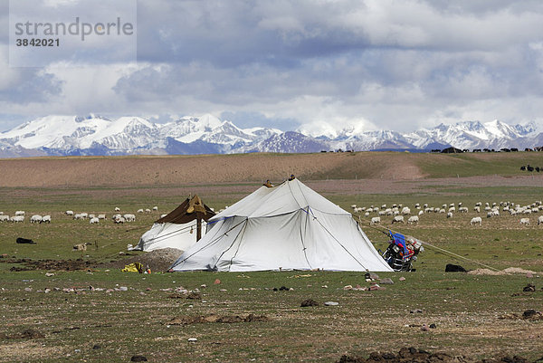 Nomadenzelt vor schneebedecktem Nyenchen Thanglha Gebirge  nahe Tashi Dor  Tibet  China  Asien
