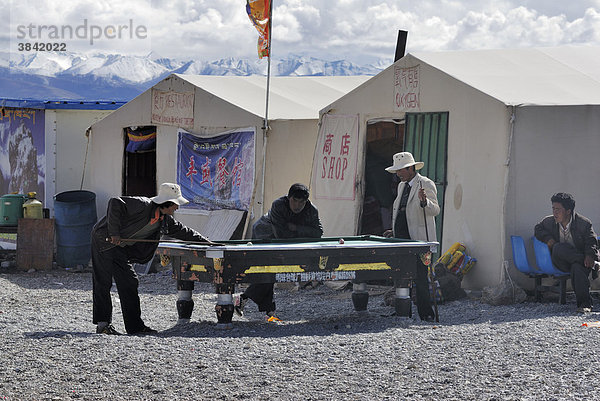 Tibetische Männer spielen Billard  schneebedeckte Gipfel des Nyenchen Thanglha  Tashi Dor  Namtso See  Himmelssee  Tibet  China  Asien