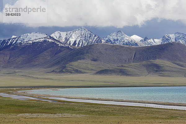 Schneebedeckte Gipfel des Nyenchen Thanglha am Namtso See  Himmelssee  Tibet  China  Asien