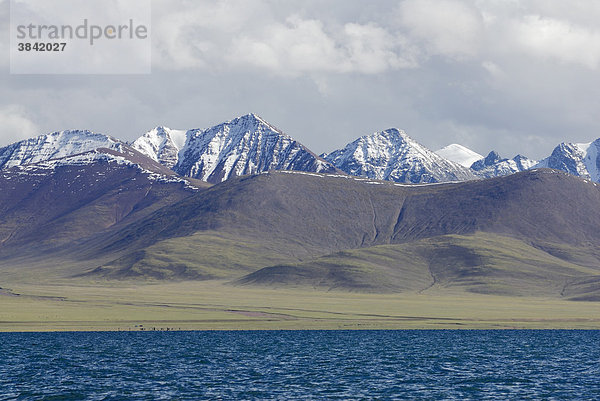 Schneebedeckte Gipfel des Nyenchen Thanglha am Namtso See  Himmelssee  Tibet  China  Asien