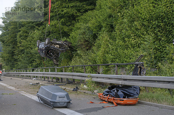 Sarg  Bahre und Autowrack auf der B 27 nach Verkehrsunfall mit zwei Toten  Pliezhausen  Baden-Württemberg  Deutschland  Europa