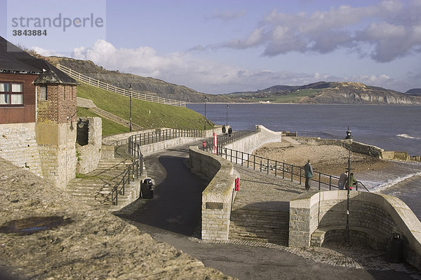 Preisgekröntes Sturmwasser- und Abwassersystem  mit schützender Strandmauer  Lyme Regis  Dorset  England  Großbritannien  Europa