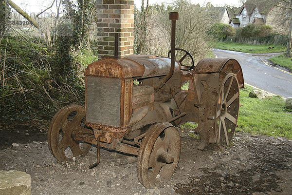 Alter  verrosteter Fordson Traktor  noch einsatzfähig  Studland  Dorset  England  Großbritannien  Europa