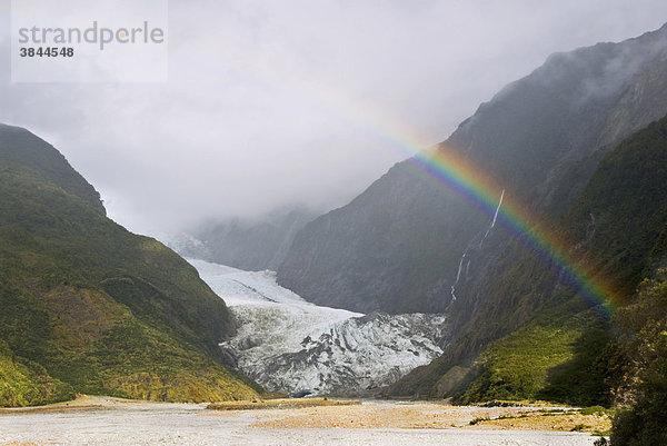 Gletscher mit Regenbogen  Franz-Josef-Gletscher  Westland Nationalpark  Neuseeländische Alpen  Südinsel  Neuseeland