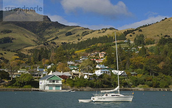 Segelboot  Bootshaus und Küstendorf  Akaroa Hafen  Banks Peninsula  Südinsel  Neuseeland