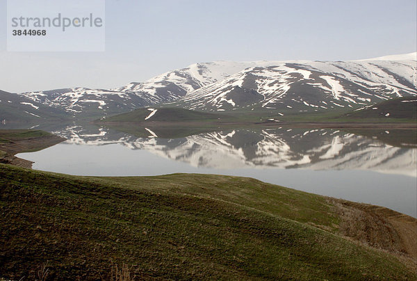 Berge  im See gespiegelt  Kleiner Kaukasus  Gebirge  Armenien  Westasien