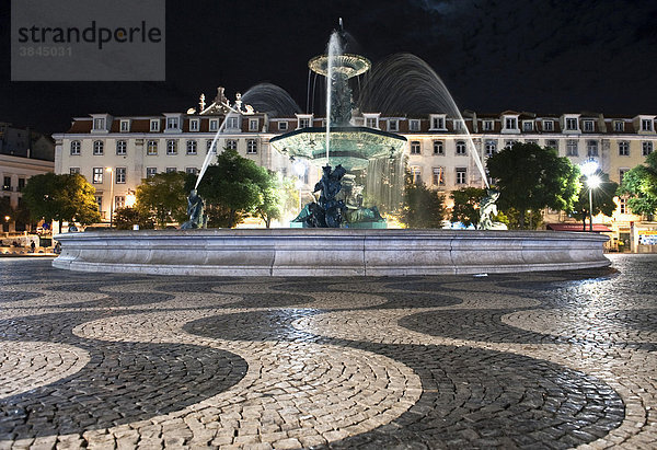 Brunnen und Wellenmuster im Pflastersteinbelag auf dem Platz Rossio  auch Praca Dom Pedro IV.  Lissabon  Portugal  Europa