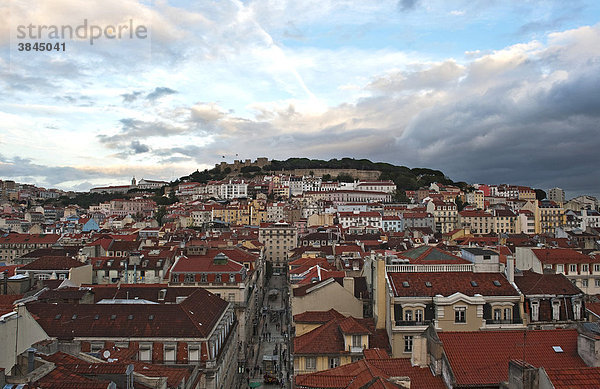 Blick von der Bergstation des Aufzugs Elevador de Santa Justa über den Stadtteil Baixa zum Burghügel mit der Burg Castelo de Sao Jorge  Lissabon  Portugal  Europa