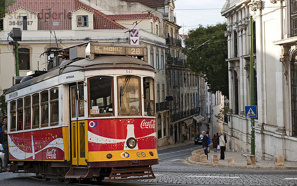 Historische Straßenbahn Electrico  Linie 28  im Stadtteil Alfama  Lissabon  Portugal  Europa