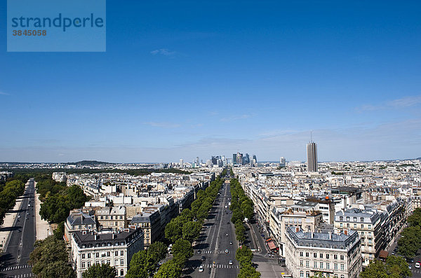 Blick vom Arc de Triomphe über die Avenue de la Grande ArmÈe zum Stadtviertel La DÈfense  Paris  Ile de France  Frankreich  Europa