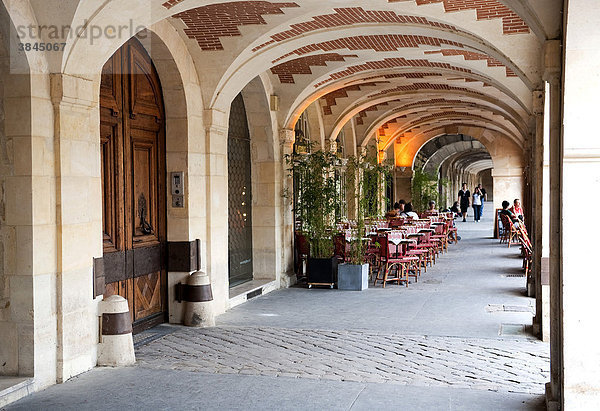 Arkadengang mit Restaurant-Terrasse an der Place des Vosges  Stadtviertel Marais  Paris  Ile de France  Frankreich  Europa