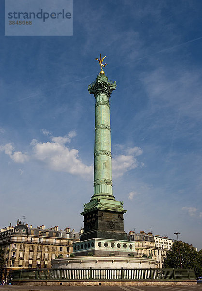 Place de la Bastille mit Säule Colonne de Juillet  errichtet für die Opfer der Julirevolution 1830  auf der Säule eine Repräsentation der Freiheit  Paris  Ile de France  Frankreich  Europa