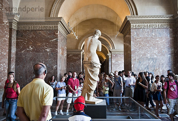 Museumsbesucher vor Venus von Milo im MusÈe du Louvre  Paris  Ile de France  Frankreich  Europa