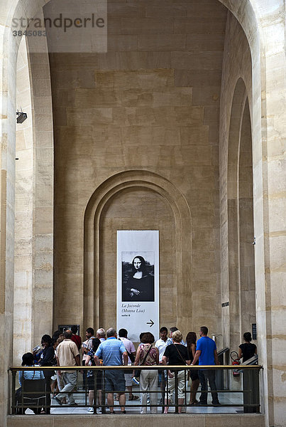 Besucher  Touristen vor dem Wegweiser zum Mona-Lisa-Saal im MusÈe du Louvre  Paris  Ile de France  Frankreich  Europa